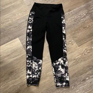 Comfortable fun print black/white leggings!